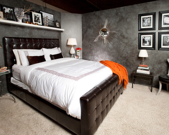 الرف فوق السرير