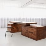 طاولة خشبية الصورة