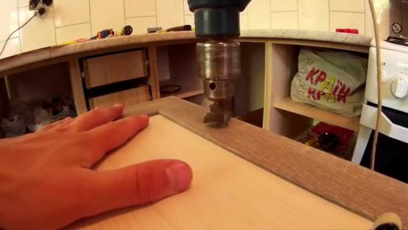 يمكنك جعل الشق تحت الحلقة في واجهة الأثاث