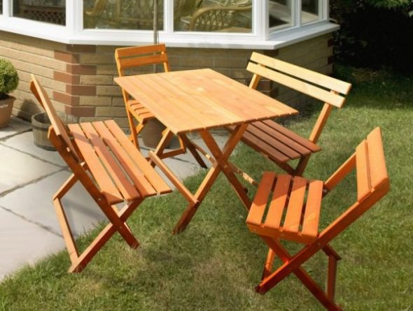 طاولة وكراسي لإعطاء