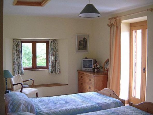 لا تضع قدم السرير على الباب