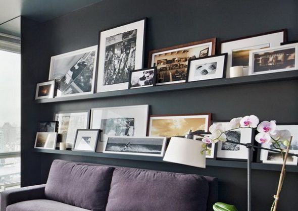 تحتاج إلى الانتباه إلى الارتفاع ، حتى لا تتداخل الأرفف مع الراحة على الأريكة