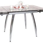 طاولة الطعام دائمًا ما تكون أساسية في المناطق الداخلية.