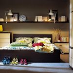 الرفوف فوق الصورة السرير