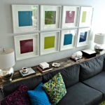 الرف وراء الأريكة