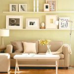 الرف وراء الأريكة