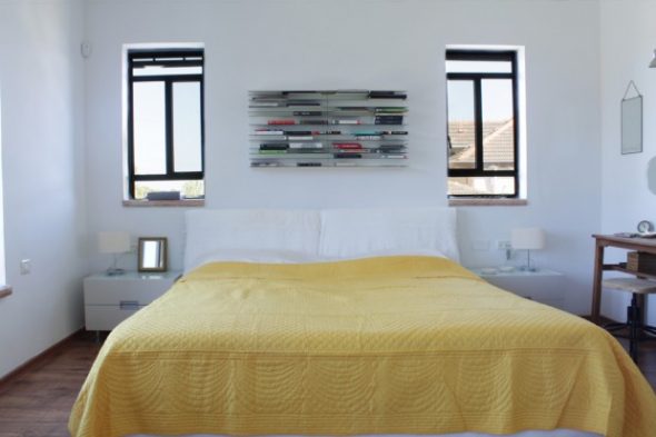 رفوف بساطتها