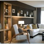 الرفوف في المناطق الداخلية من شقة صغيرة