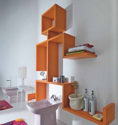 رفوف في الحمام بأيديهم