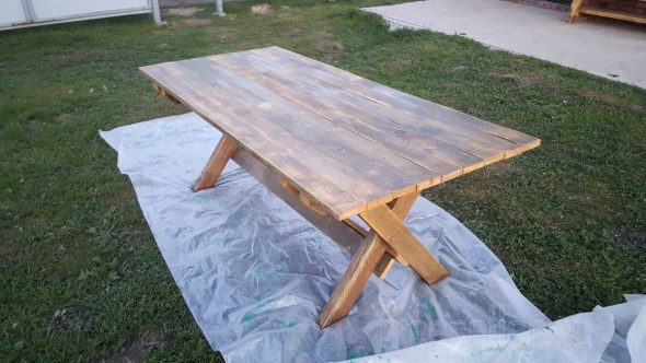طاولة محلية الصنع
