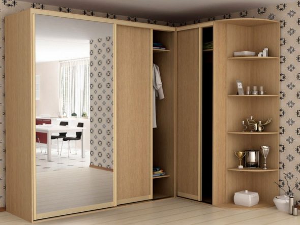 خزانة في الصورة المدخل