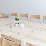 طاولة خشب الصنوبر