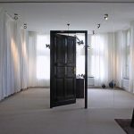 النوم قدم إلى الباب