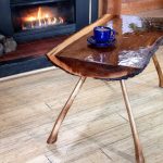 طاولة خشبية من قطع