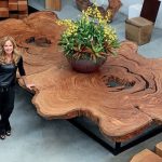 طاولة خشبية كبيرة