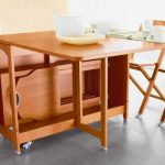 الجدول كتاب مع الكراسي