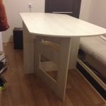 كتاب طاولة بيديه في غرفة المعيشة