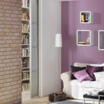 تزيين الجدار مع رف فوق الأريكة