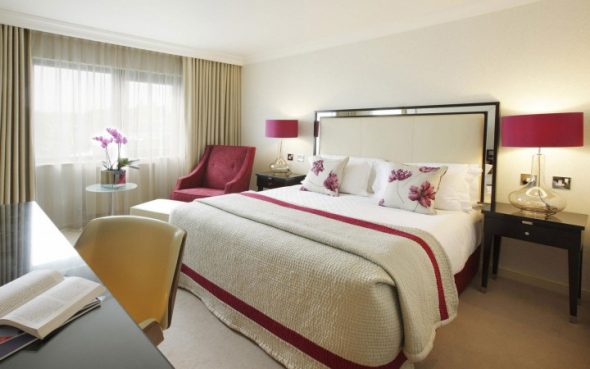 يحظر وضع أقدام السرير على الباب