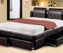 سرير مع صناديق التخزين في غرفة النوم