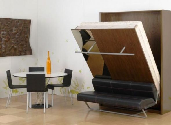 السرير مع آلية الرفع هو الأثاث المثالي لغرف النوم الصغيرة.