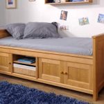 السرير مع صناديق raspashnymi