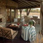 تصميم غير بديهي لشرفة في منزل ريفي