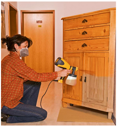 طلاء الأثاث مع الورنيش