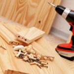 يعمل على تركيب لوحات أثاث المطبخ بأيديهم