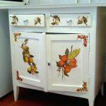 استعادة الأثاث القديم بأيديهم ، صورة مثيرة للاهتمام