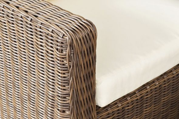 الروطان في الأثاث بأيديهم