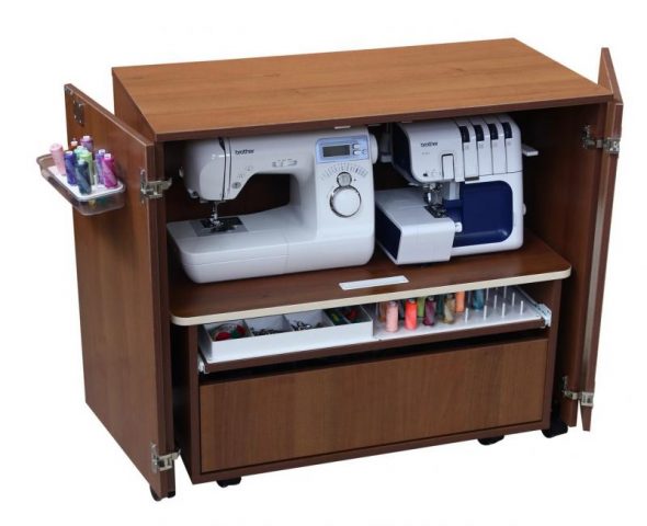 طاولة الخياطة