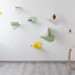 سقوط ورقة مشرقة في الداخل في شكل أرفف الكتب