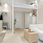 سرير علوي أبيض في غرفة المعيشة الداخلية