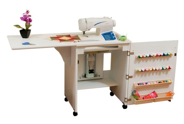 طاولة بيضاء لآلة الخياطة