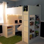 سرير علوي خشبي كبير في المناطق الداخلية