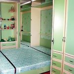 سرير كبير لغرفة نوم صغيرة