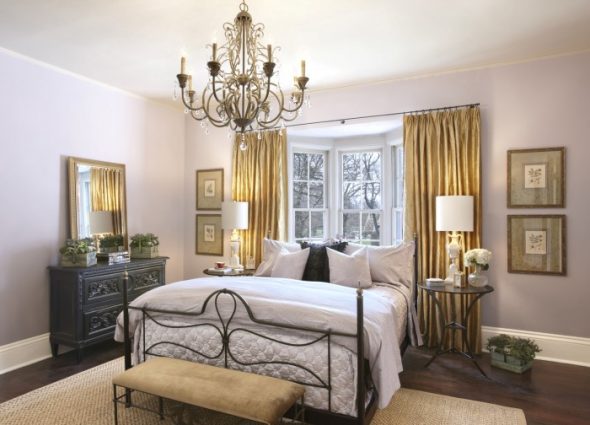 غرفة نوم كبيرة مشرقة مع نافذة غير عادية