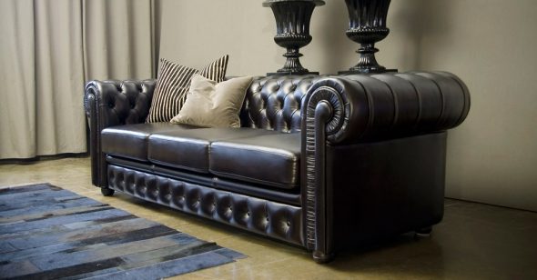 أريكة جلدية سوداء