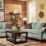 الوسادات الزخرفية في قفص على الأريكة