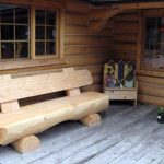 مقعد خشبي من النافذة