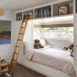 سرير أطفال في مكانه بجوار النافذة