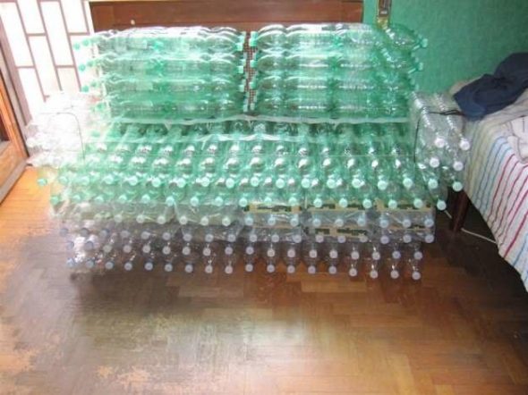 Ghế sofa từ chai bằng tay của chính mình