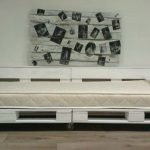 أريكة على عجلات بأيديهم من بناء المنصات