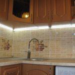 إضاءة إضافية في المطبخ بأيديهم