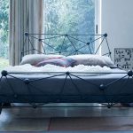 سرير حصري بجوار نافذة الرياضيات في غرفة النوم