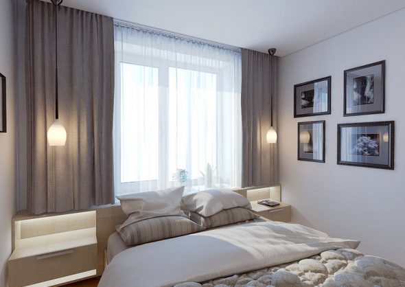 الجزء الداخلي من غرفة نوم صغيرة مع سرير يقع في منتصف الغرفة ، اللوح الأمامي إلى النافذة