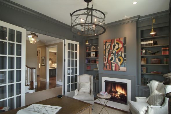 الداخلية مع الموقد ورفوف الكتب