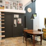 أرفف الكتب مع منطقة جلوس في الطابق الثاني