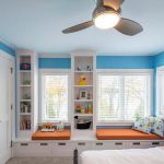 غرفة لصبي مع منصة في النافذة